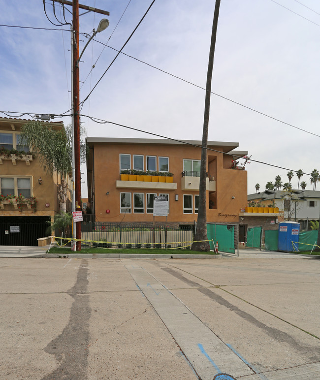 2020 Dracena Dr in Los Angeles, CA - Foto de edificio - Building Photo