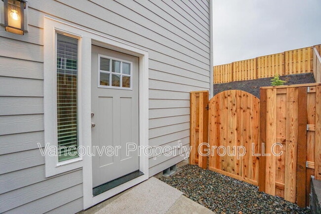 2215 E Badger Wy in La Center, WA - Building Photo - Building Photo