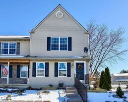 208 Wild Cherry Ln in Marietta, PA - Building Photo