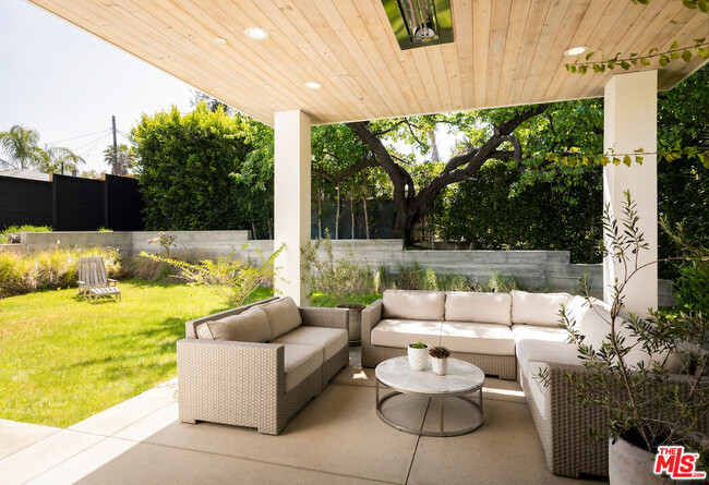 11328 Charnock Rd in Los Angeles, CA - Building Photo - Building Photo