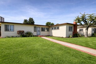 5104 E Falls View Dr in San Diego, CA - Building Photo