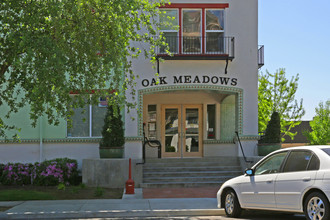 Oak Meadows in Visalia, CA - Foto de edificio - Building Photo