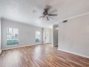 7700 Creekbend Dr in Houston, TX - Building Photo - Building Photo