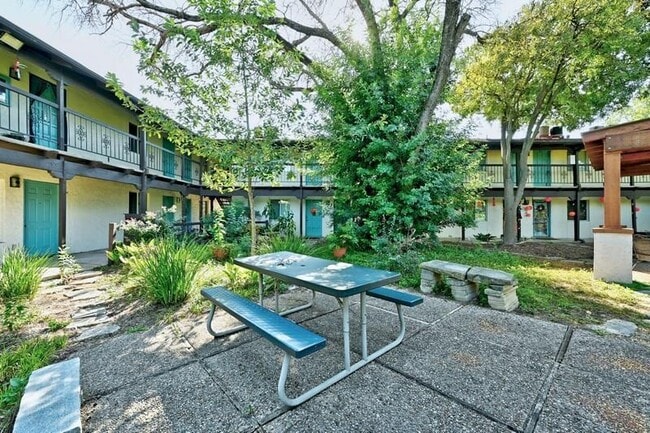 711 Eberhart Ln in Austin, TX - Building Photo - Building Photo