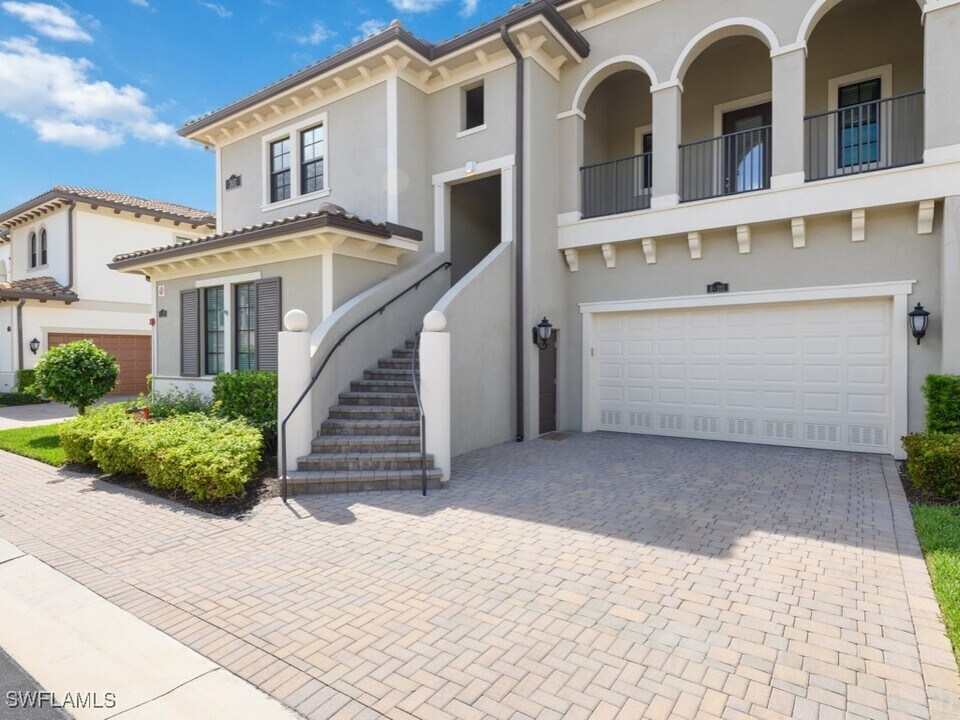 2481 Breakwater Wy in Naples, FL - Building Photo
