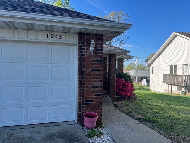 1226 Bluegrass Rd in Nixa, MO - Building Photo - Building Photo