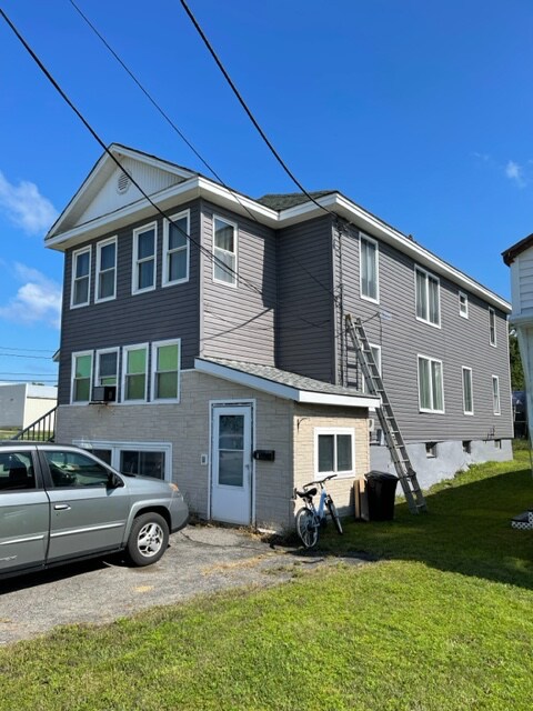 111 Main St in East Millinocket, ME - Foto de edificio