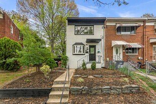 3300 Manorwood Dr in Hyattsville, MD - Building Photo