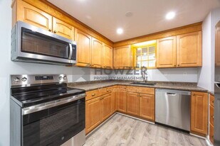 307 W Main St in Barnstable, MA - Building Photo