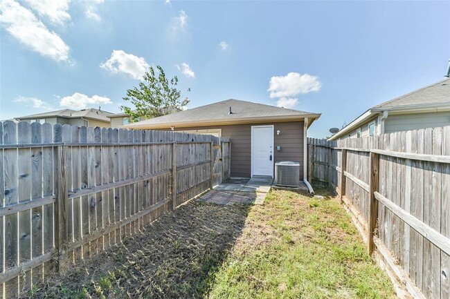 1231 Grassy View Dr in Houston, TX - Foto de edificio - Building Photo