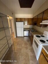 4751 San Jose Manor Dr W in Jacksonville, FL - Foto de edificio - Building Photo