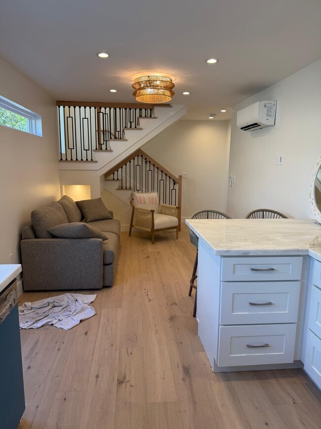 301 Lugonia St in Newport Beach, CA - Building Photo - Building Photo