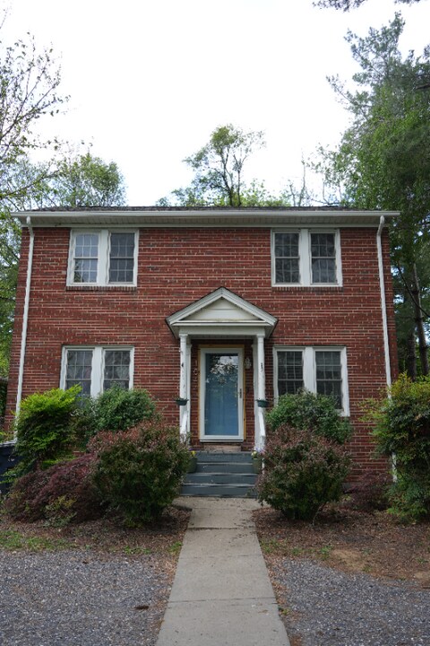 1044 N Main St in Harrisonburg, VA - Building Photo