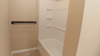 8 N Steele St in Worcester, MA - Building Photo - Building Photo
