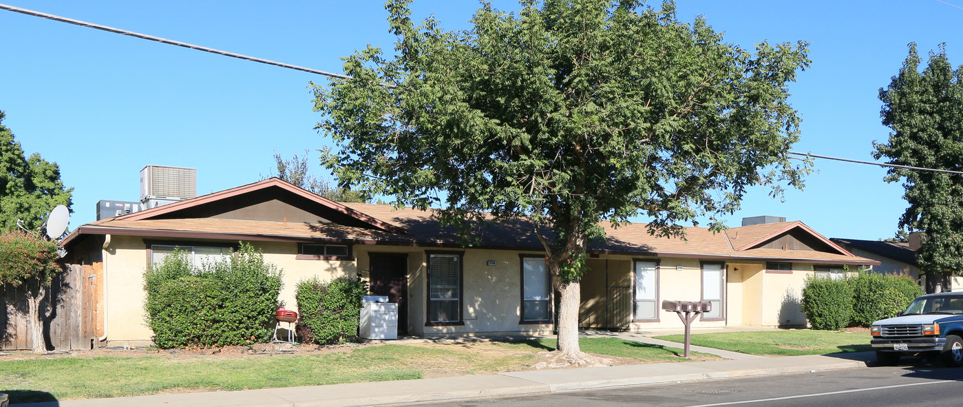 3709 Coffee Rd in Modesto, CA - Building Photo