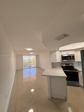 8205 Lake Dr in Doral, FL - Building Photo - Building Photo