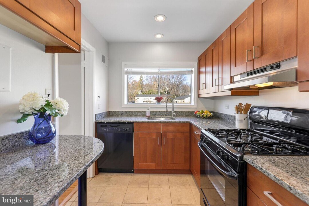 10631 Montrose Ave-Unit -M-204 in Bethesda, MD - Building Photo