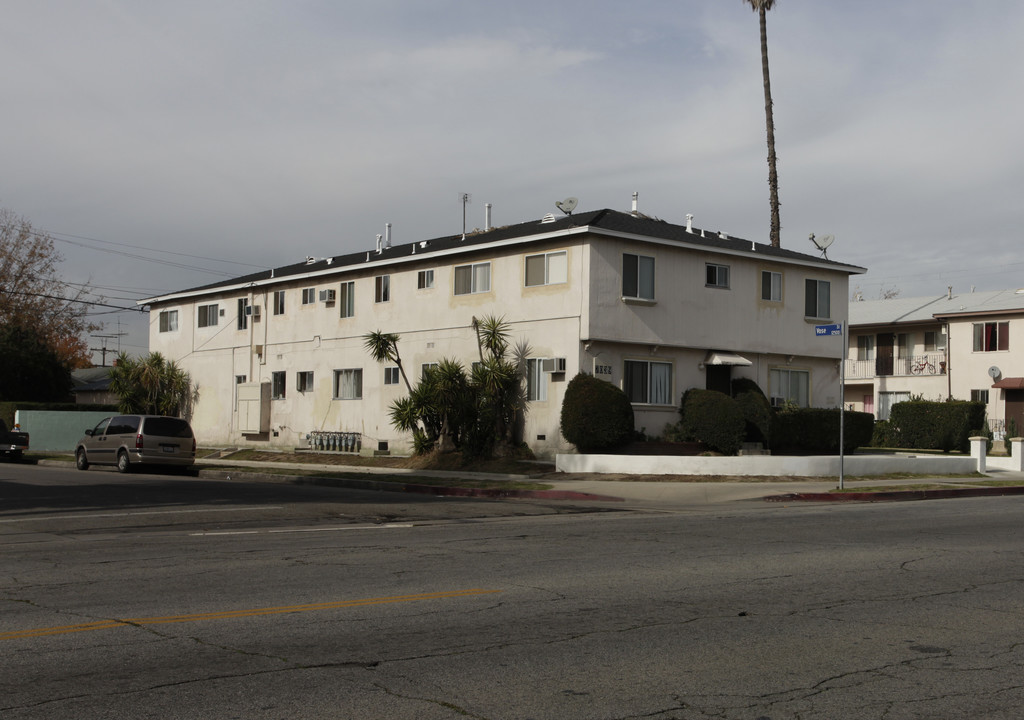 7039 Whitsett Ave in North Hollywood, CA - Building Photo