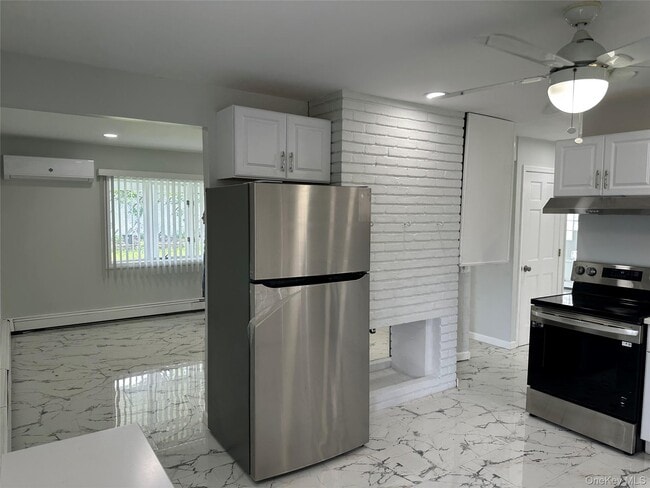 173 Bloomingdale Rd in Levittown, NY - Building Photo - Building Photo