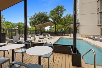 Windsor on the Lake in Austin, TX - Foto de edificio - Building Photo