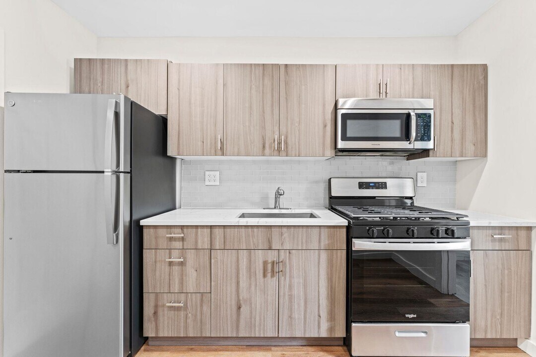 557 Broad St in Carlstadt, NJ - Building Photo