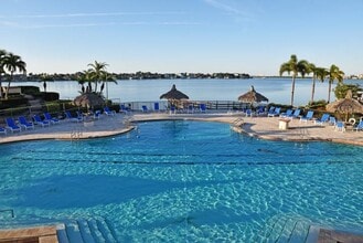 5220 Brittany Dr S in St. Petersburg, FL - Foto de edificio - Building Photo