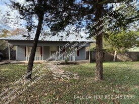 209 Pecan St in Waxahachie, TX - Building Photo