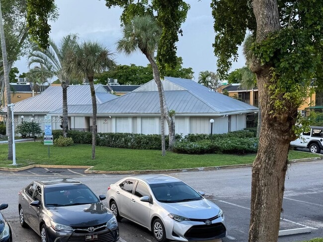 4431 Treehouse Ln in Tamarac, FL - Building Photo - Building Photo