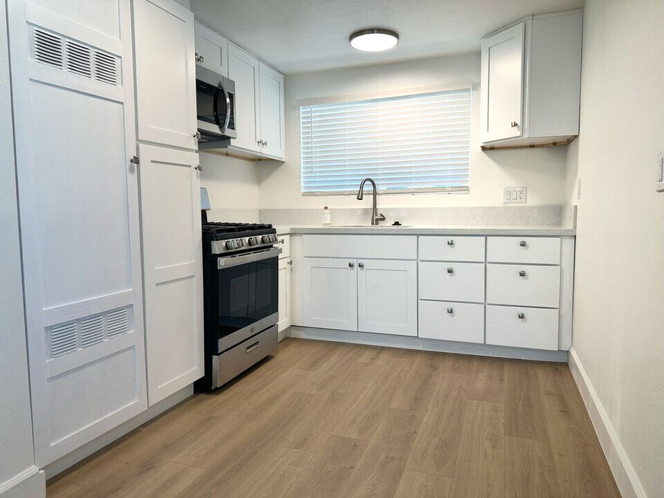 717 W Provential Dr in Anaheim, CA - Foto de edificio