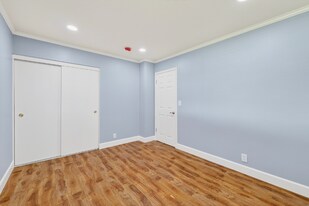 5233 Bellflower Blvd in Lakewood, CA - Building Photo