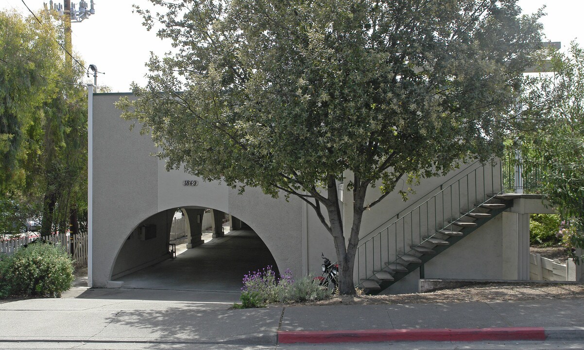 Villa Roma in Walnut Creek, CA - Building Photo