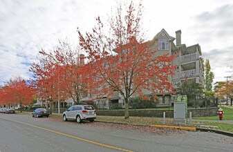 Legion Manor in Maple Ridge, BC - Building Photo - Building Photo