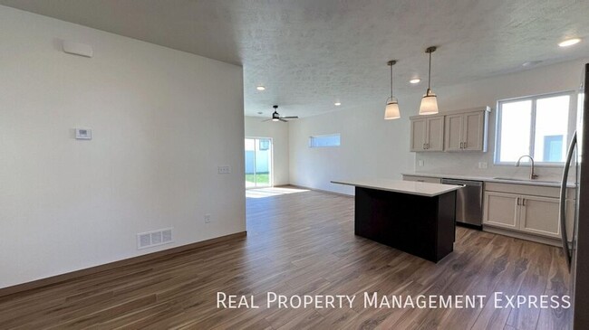 Modern 3-Bed, 2.5-Bath Home in West Sioux in Sioux Falls, SD - Building Photo - Building Photo