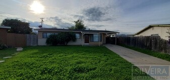 1415 N Smith St in Santa Maria, CA - Building Photo
