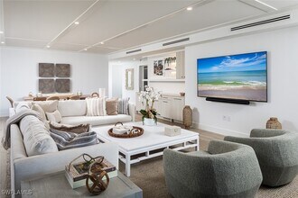 13945 Old Coast Rd in Naples, FL - Foto de edificio - Building Photo