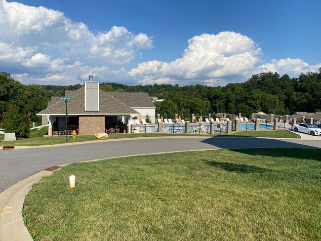 716 Fountain Park Blvd in Asheville, NC - Building Photo - Building Photo