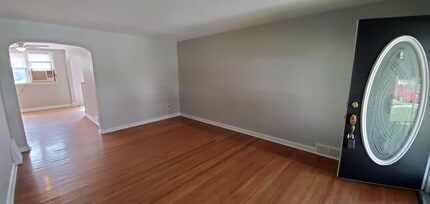 717 Surrey Ln in Glenolden, PA - Foto de edificio - Building Photo