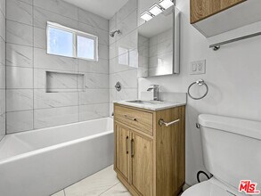 211 E 81st St in Los Angeles, CA - Building Photo - Building Photo