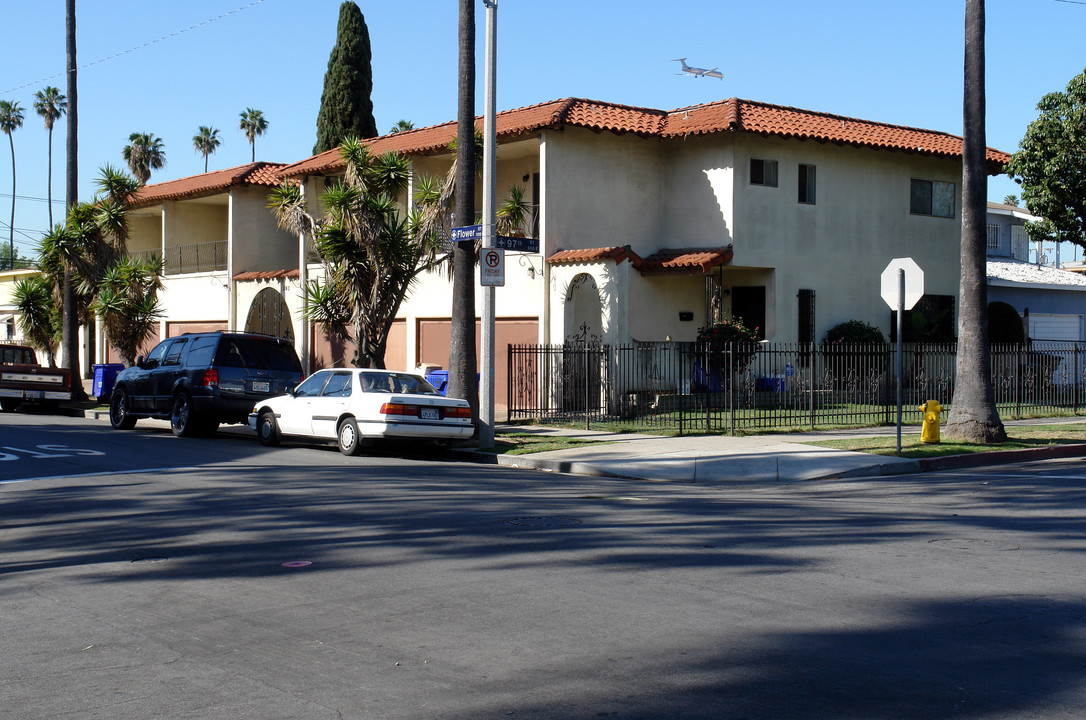 1143 S Flower St in Inglewood, CA - Building Photo