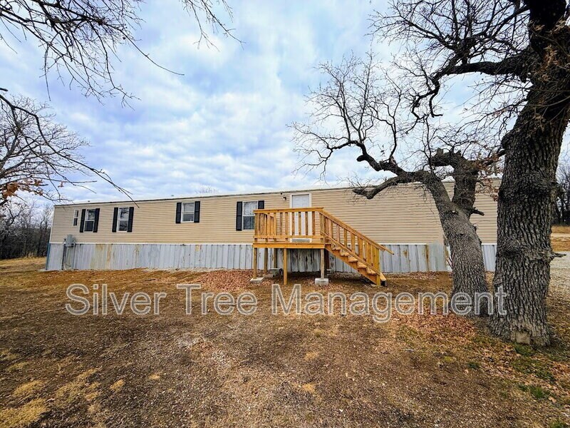 236 Lark Meadow Dr in Bridgeport, TX - Building Photo