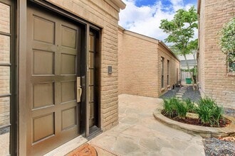 2711 Essex Terrace in Houston, TX - Building Photo - Building Photo