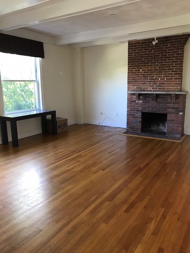 1714 Beacon St, Unit 2 in Brookline, MA - Building Photo - Building Photo