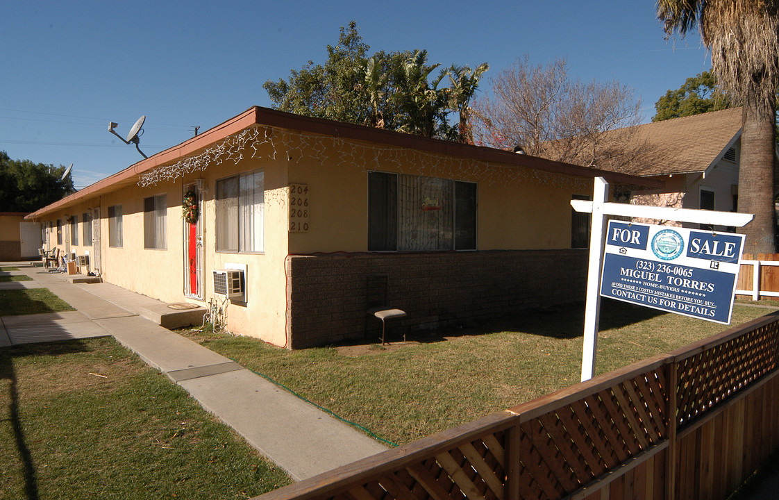 204 N Orange St in Rialto, CA - Foto de edificio