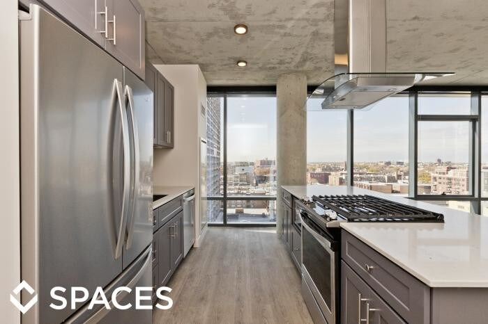 450 W Belmont Ave in Chicago, IL - Building Photo