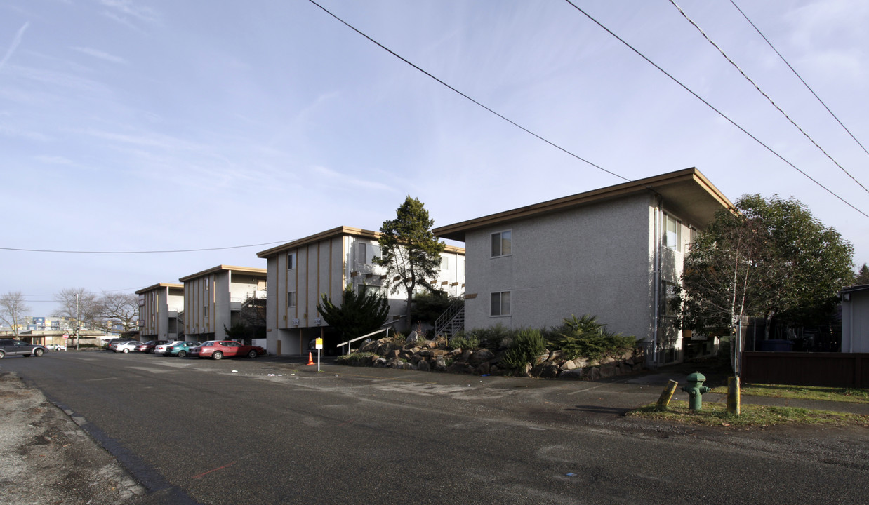 Lake City Apartments in Seattle, WA - Building Photo