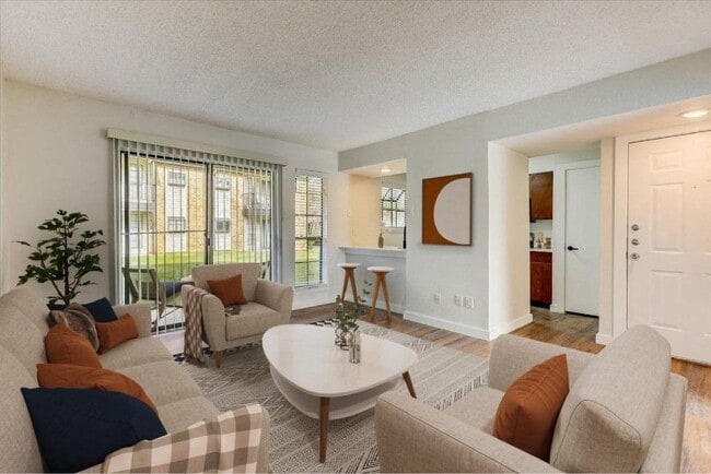 The Courtyard in Garland, TX - Foto de edificio - Building Photo