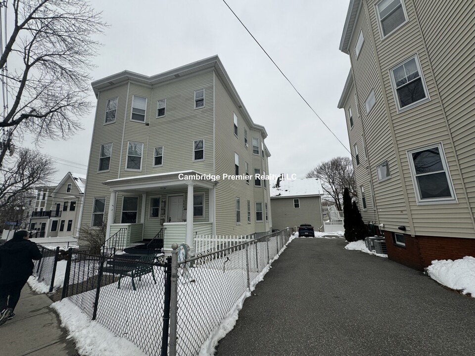 158 Holland St, Unit 1 in Somerville, MA - Foto de edificio