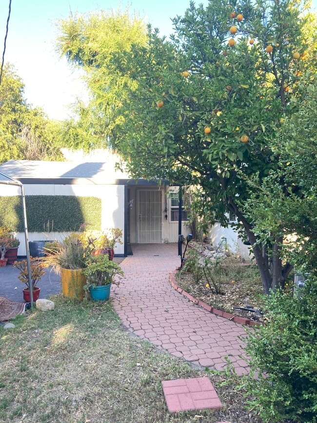 9242 Aqueduct Ave, Unit Big Side