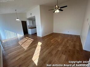 8909 Spg Crst Dr in San Antonio, TX - Building Photo - Building Photo