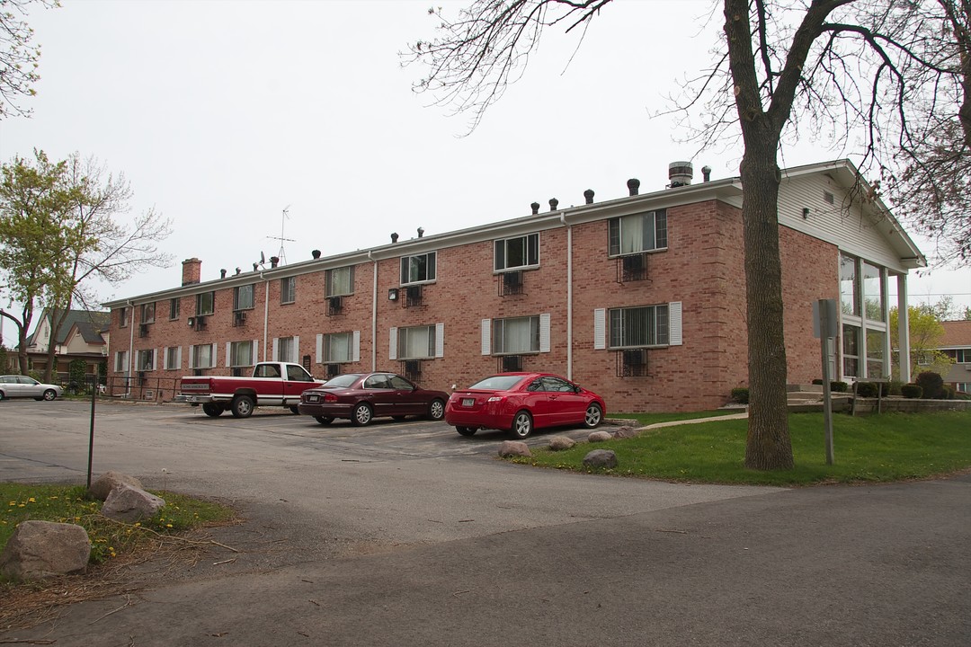 Heritage House in Saukville, WI - Foto de edificio